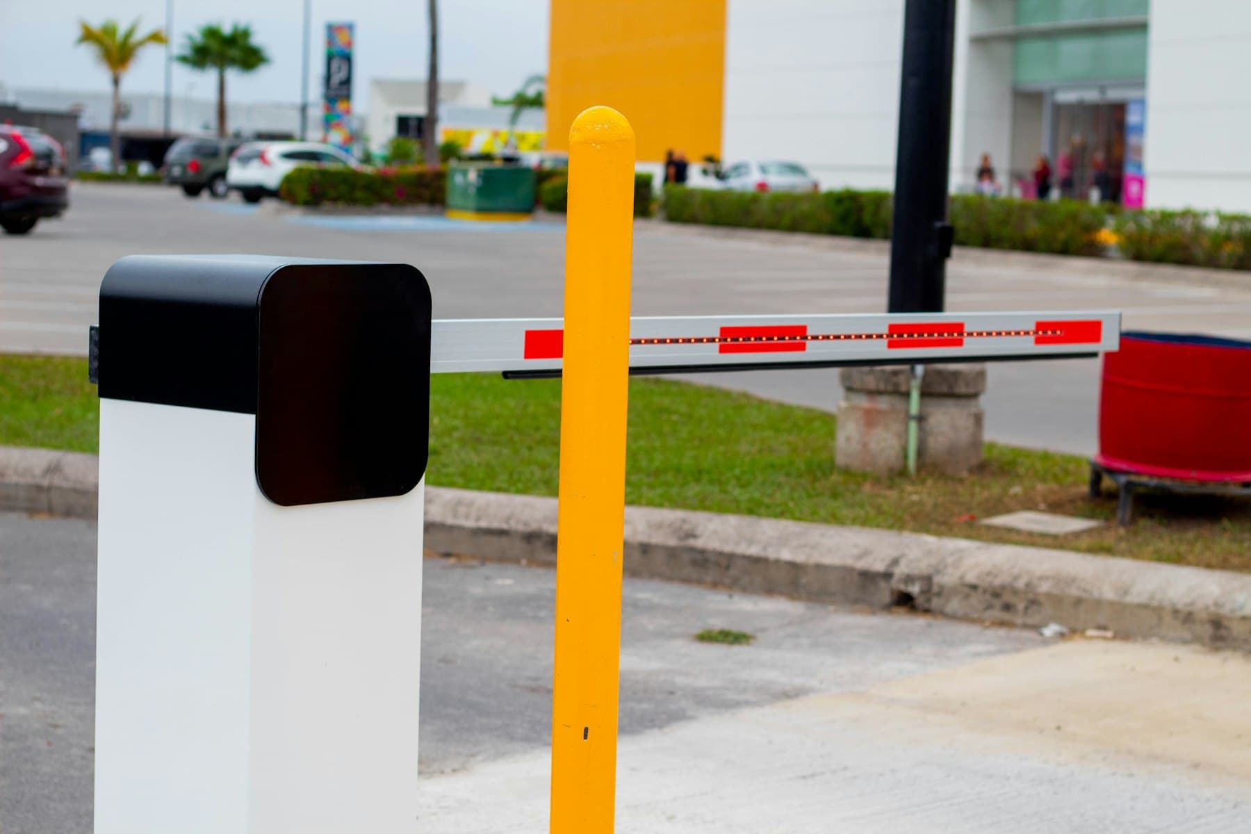 Otopark girişinde bariyer motoru ve kolu